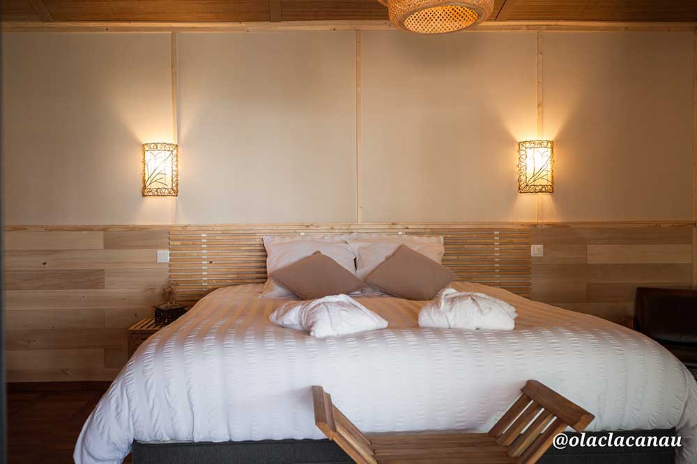 Chambres d'hôtes Ô Lac à Lacanau, chambre double supérieure Mauritius Prestige, vue sur le lit 180 cm