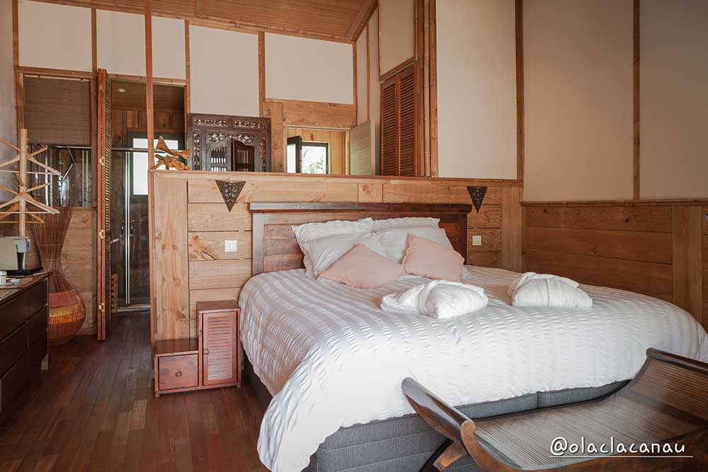 Chambres d'hôtes Ô Lac à Lacanau, chambre double supérieure Sweet Coco, vue sue le lit et l'espace